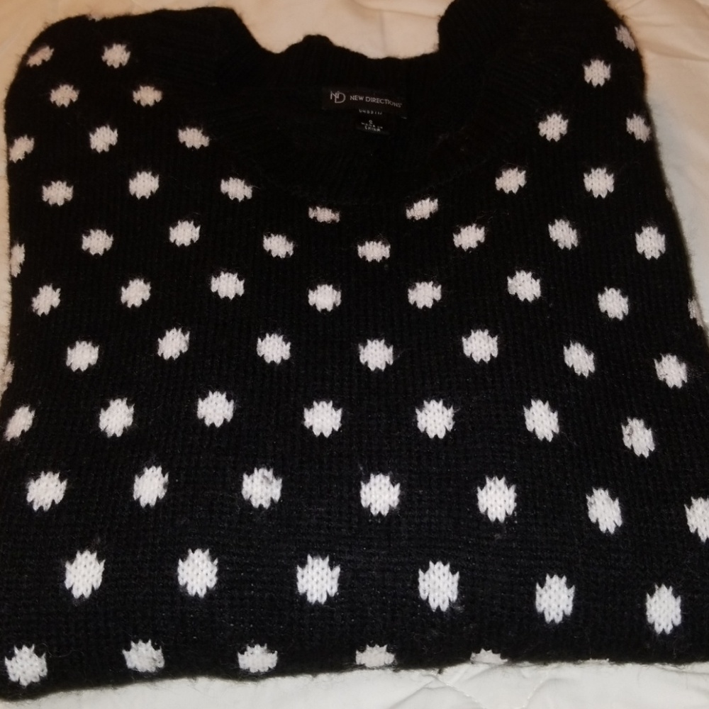 $5 ITEM. Black and white pockadot sweater - Picture 7 of 8